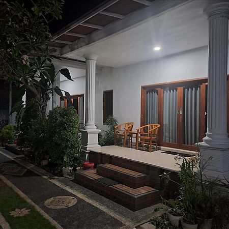 Srinadi Guest House Lovina Экстерьер фото