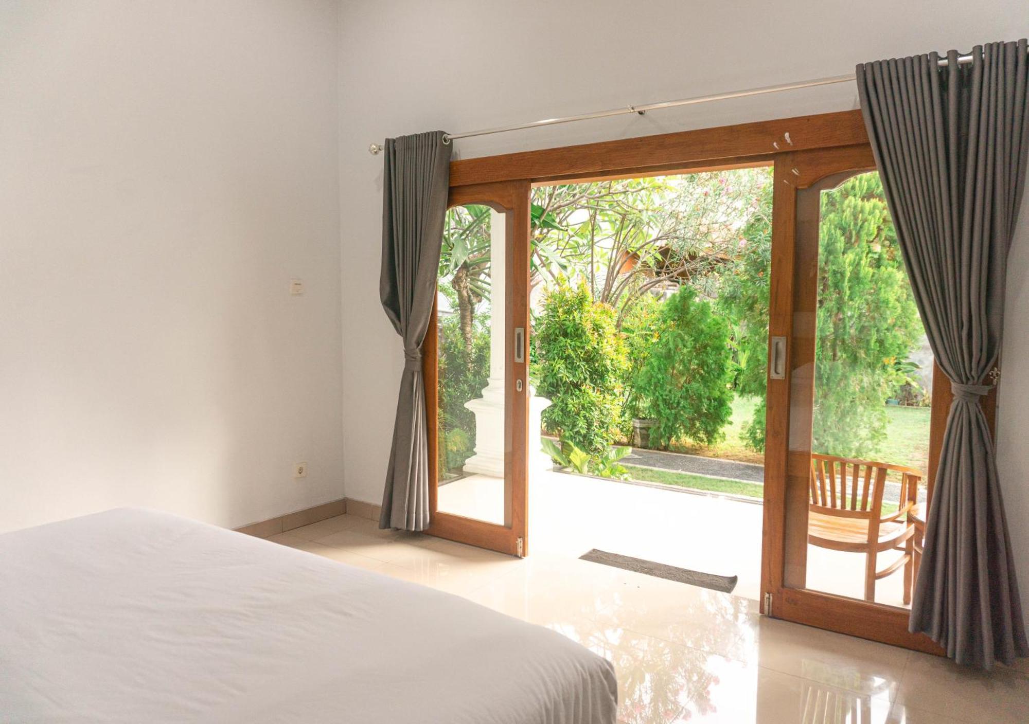 Srinadi Guest House Lovina Экстерьер фото