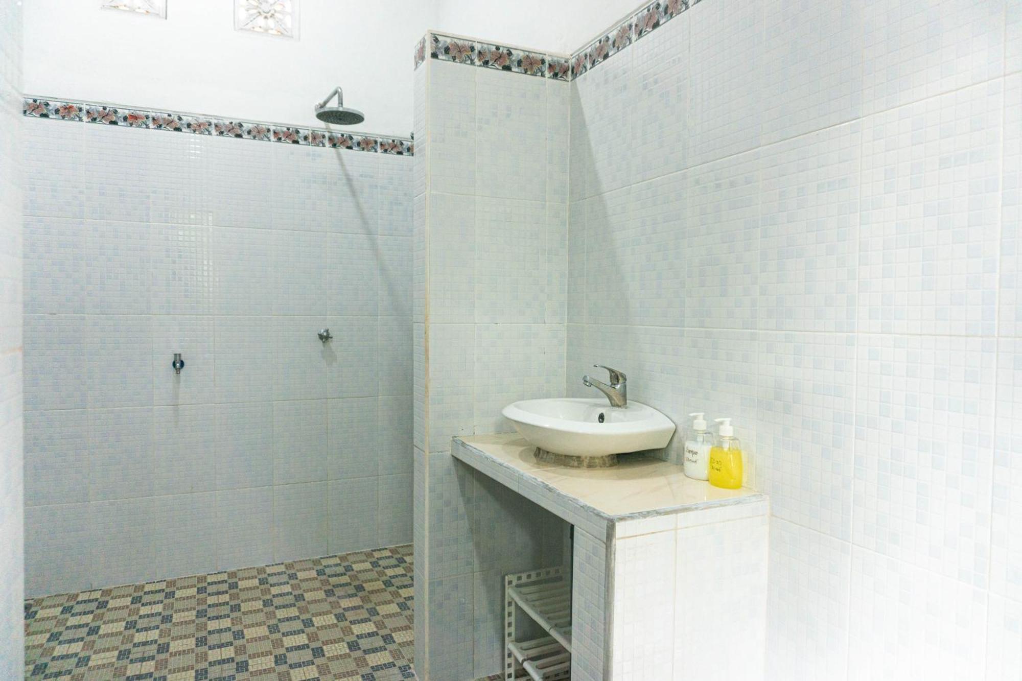 Srinadi Guest House Lovina Экстерьер фото