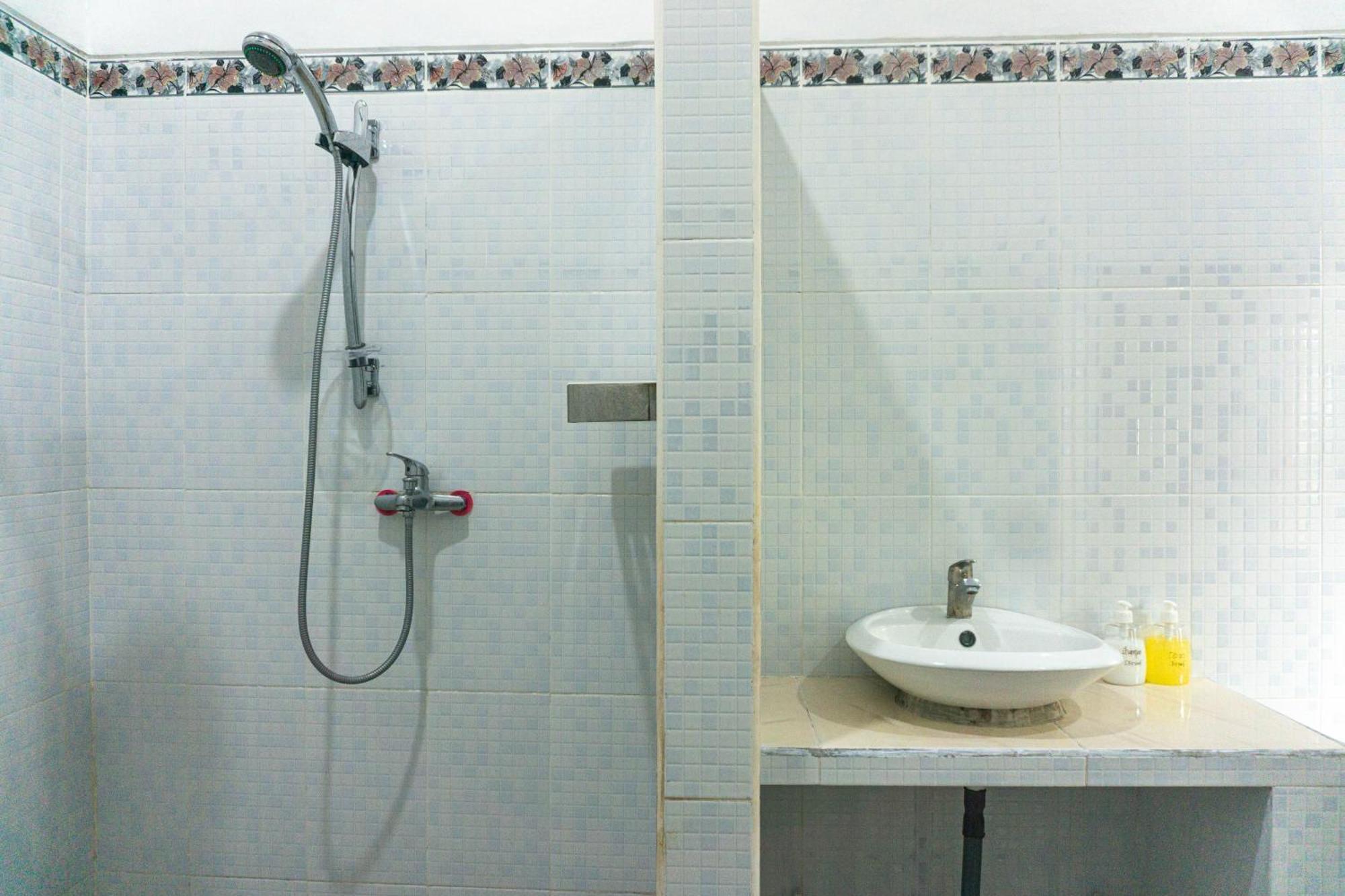 Srinadi Guest House Lovina Экстерьер фото