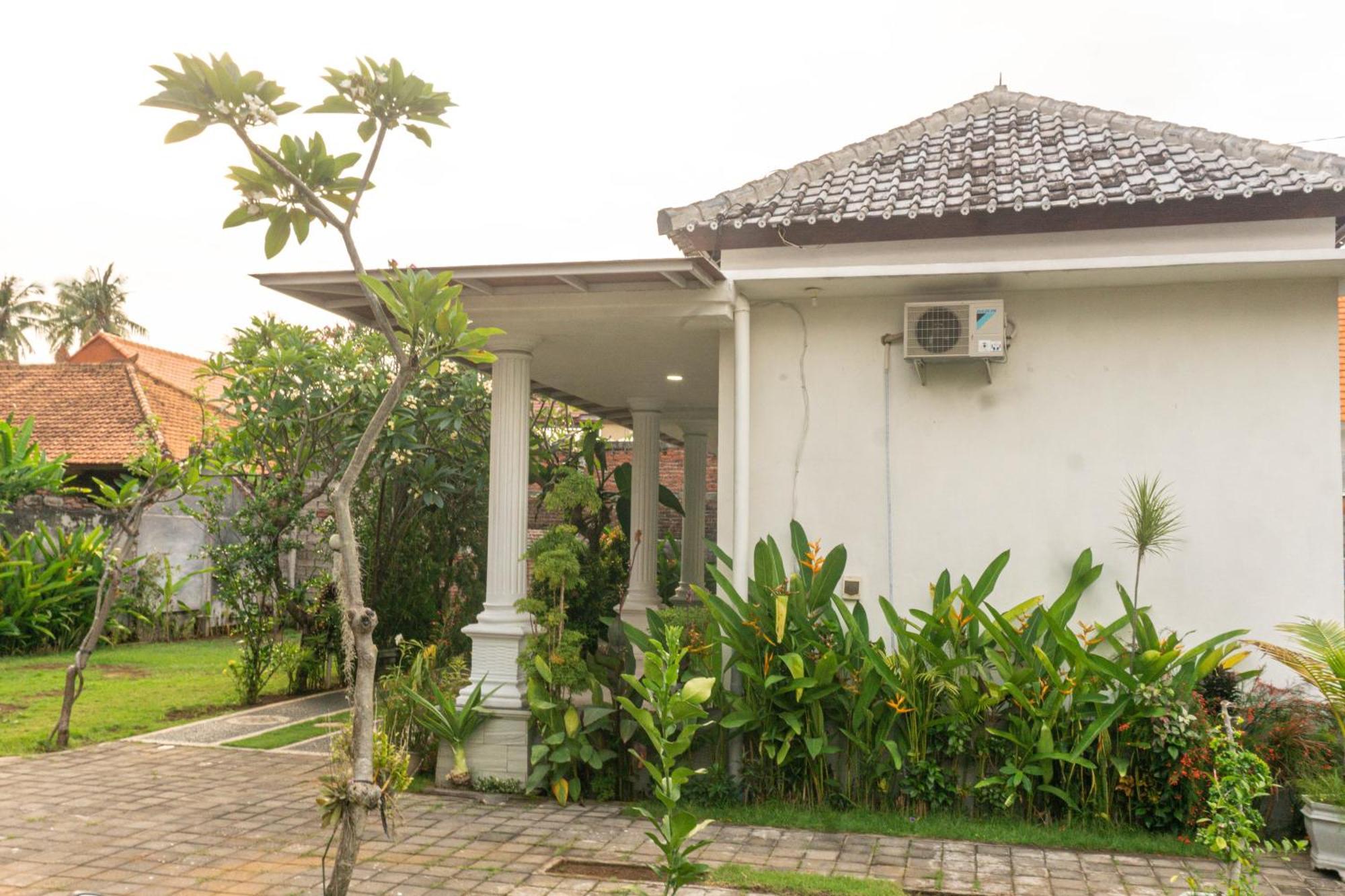 Srinadi Guest House Lovina Экстерьер фото