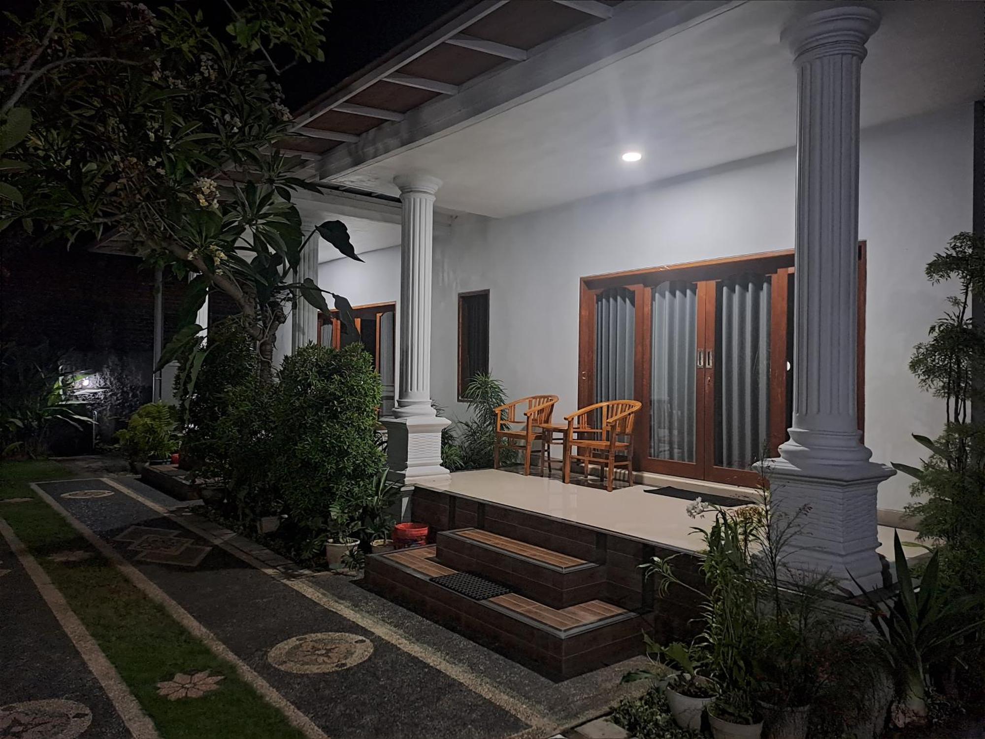 Srinadi Guest House Lovina Экстерьер фото