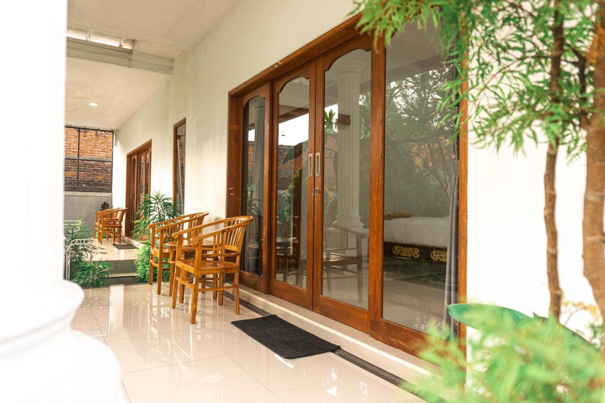 Srinadi Guest House Lovina Экстерьер фото