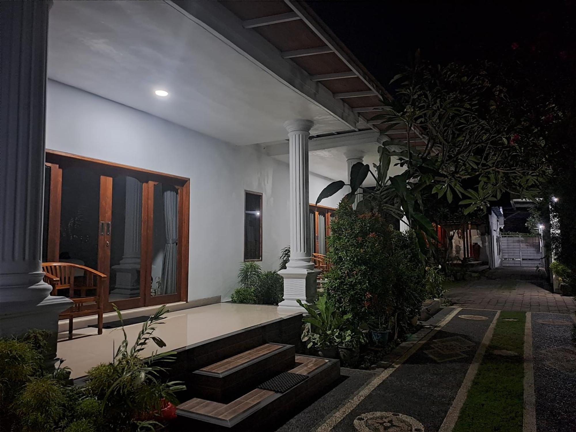 Srinadi Guest House Lovina Экстерьер фото