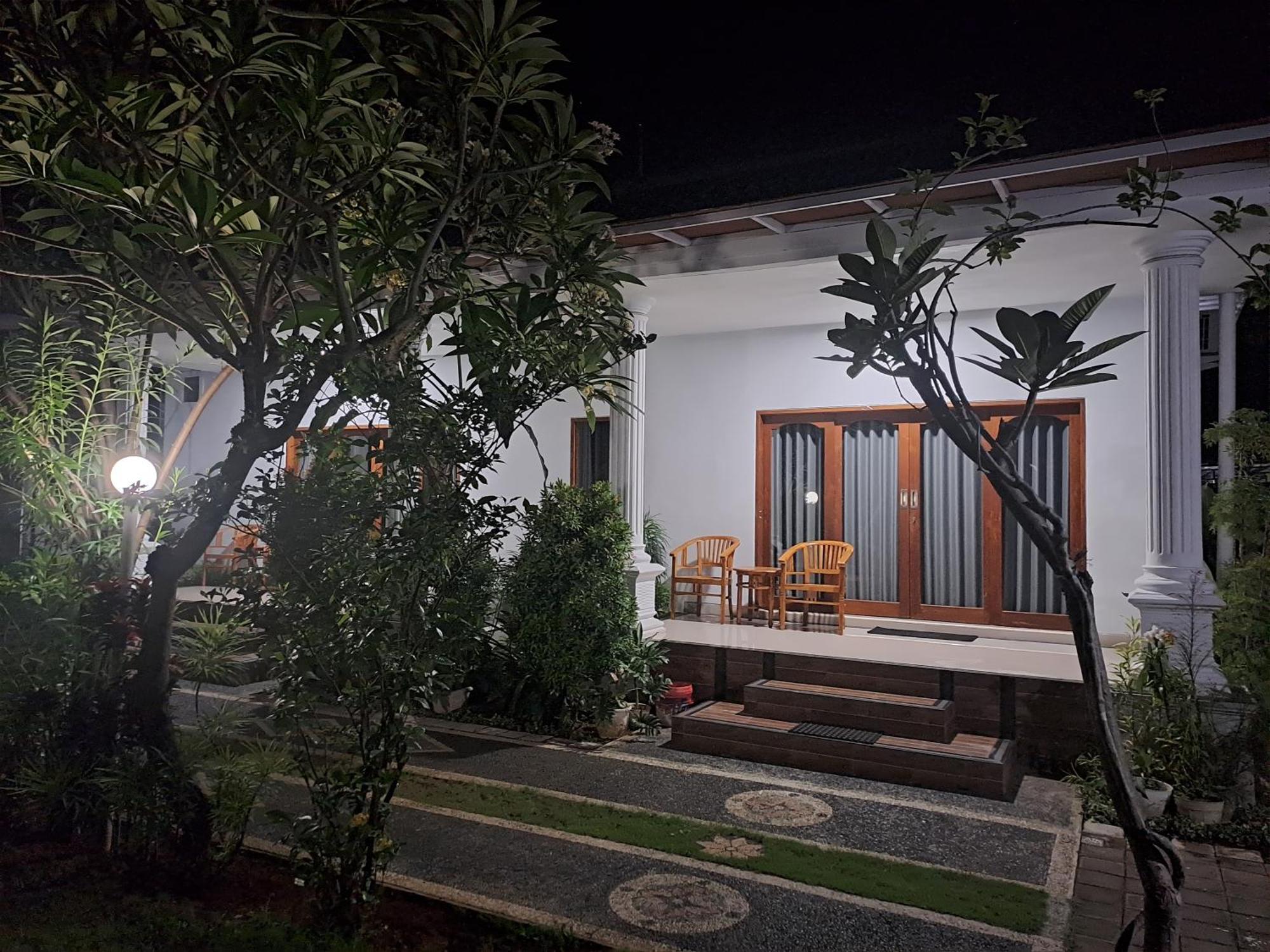 Srinadi Guest House Lovina Экстерьер фото
